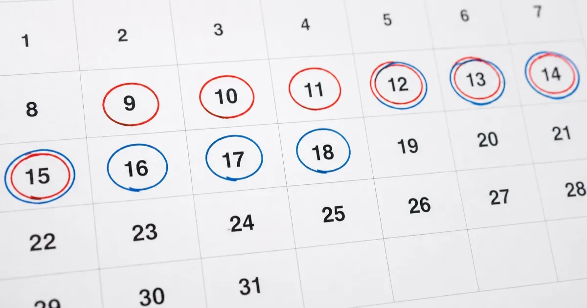 Calendrier mensuel avec des dates entourées en rouge et en bleu pour illustrer le calcul de jours entre deux dates